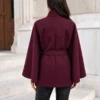 capa-eleganta-cu-guler-inalt-nasturi-aurii-si-cordon-in-talie