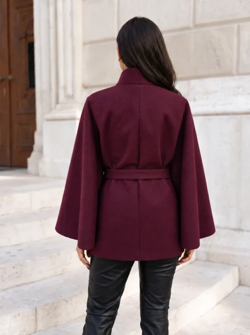 capa-eleganta-cu-guler-inalt-nasturi-aurii-si-cordon-in-talie