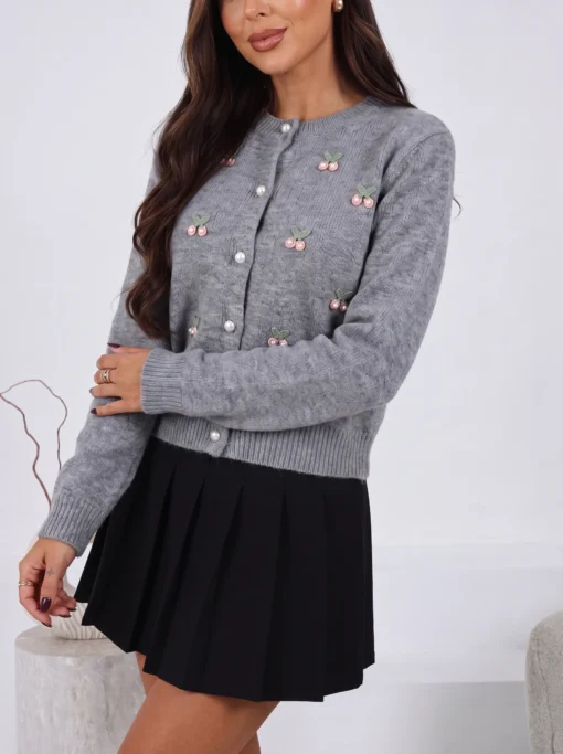 cardigan-din-tricot-cu-aplicatii-cirese-perlate-si-nasturi-perla
