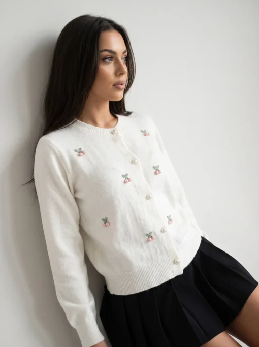 cardigan-din-tricot-cu-aplicatii-cirese-perlate-si-nasturi-perla