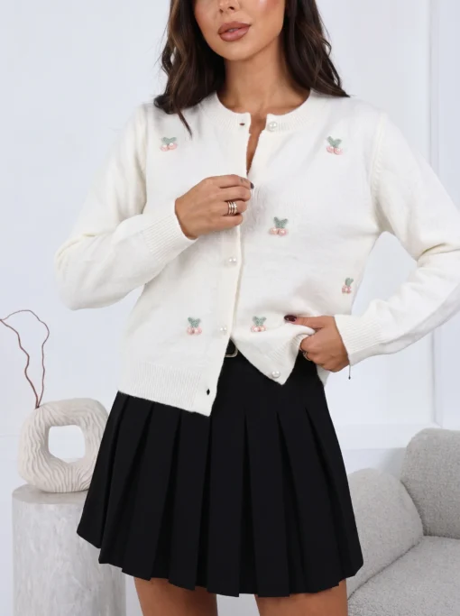 cardigan-din-tricot-cu-aplicatii-cirese-perlate-si-nasturi-perla