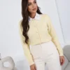 cardigan-din-tricot-cu-guler-din-dantela-si-nasturi-perlati