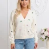 cardigan-din-tricot-fin-cu-decolteu-in-v-si-floricele-brodate