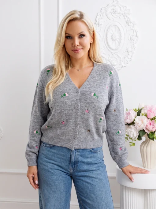 cardigan-din-tricot-fin-cu-decolteu-in-v-si-floricele-brodate