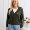 cardigan-din-tricot-fin-cu-decolteu-in-v-si-floricele-brodate