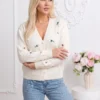 cardigan-din-tricot-fin-cu-decolteu-in-v-si-floricele-brodate