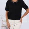 cardigan-din-tricot-fin-cu-maneci-scurte-si-aplicatii-la-guler