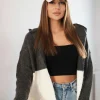 cardigan-din-tricot-in-dungi-cu-gluga
