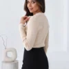 cardigan-din-tricot-striat-cu-guler-din-dantela-si-nasturi-aurii