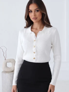 Cardigan din tricot striat cu guler din dantela si nasturi aurii