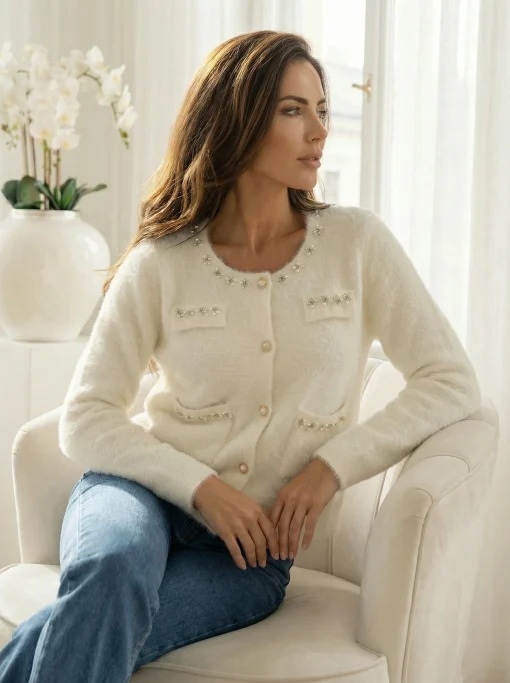 cardigan-elegant-alb-cu-nasturi-si-aplicatii-perle