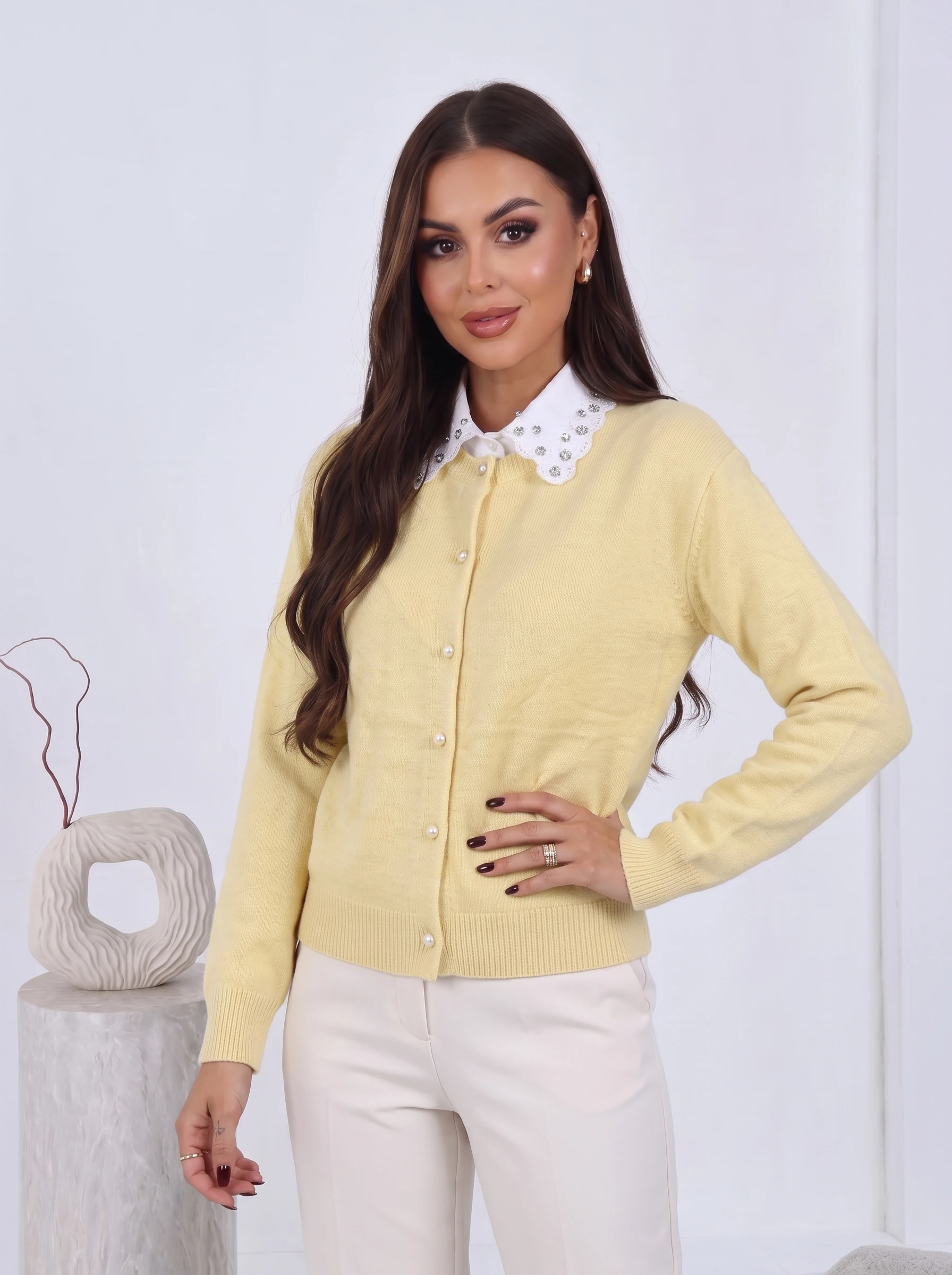 Cardigan elegant din tricot fin cu guler alb cu strasuri