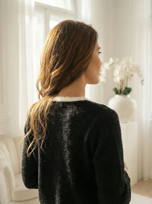 cardigan-elegant-negru-cu-detalii-albe-si-nasturi-decorativi