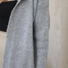 cardigan-lung-gri-din-tricot-moale-cu-gluga