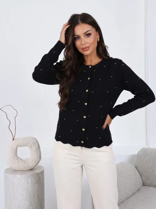cardigan-tricotat-fin-cu-nasturi-in-forma-de-inima-si-aplicatii