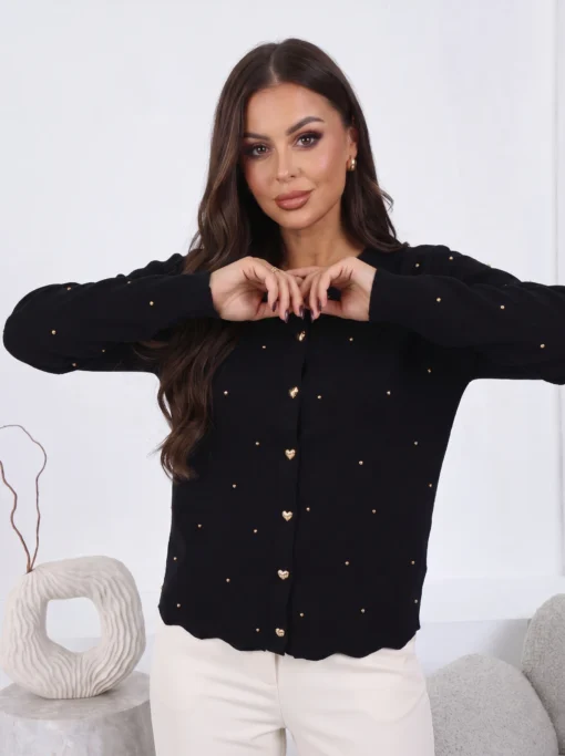 cardigan-tricotat-fin-cu-nasturi-in-forma-de-inima-si-aplicatii