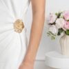 compleu-alb-format-din-vesta-petrecuta-cu-brosa-scoica-si-pantaloni-wide-leg