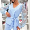 compleu-albastru-elegant-format-din-bluza-cu-maneci-din-dantela-si-pantaloni-evazati