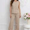 compleu-bej-din-tricot-fin-format-din-vesta-eleganta-cu-nasturi-aurii-floare-si-pantaloni-drepti