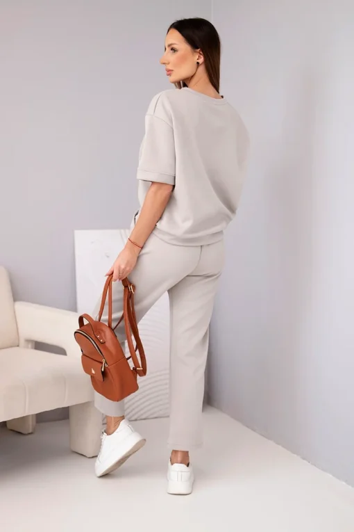 compleu-bej-din-vascoza-cu-top-cu-maneca-scurta-si-pantaloni-cu-snur