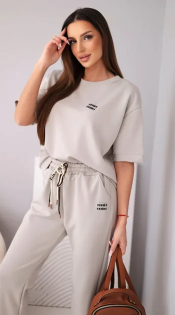 compleu-bej-din-vascoza-cu-top-cu-maneca-scurta-si-pantaloni-cu-snur