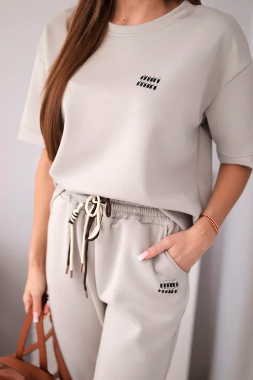 compleu-bej-din-vascoza-cu-top-cu-maneca-scurta-si-pantaloni-cu-snur