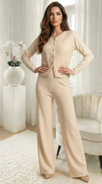 compleu-bej-elegant-cu-dantela-si-nasturi-metalici