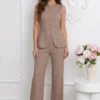 compleu-bej-format-din-vesta-eleganta-cu-nasturi-aurii-si-pantaloni-drepti