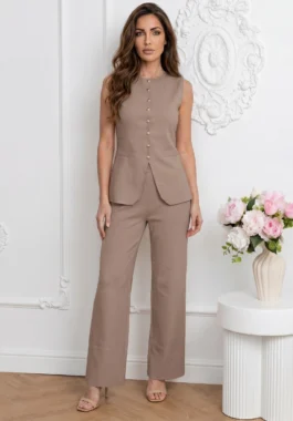 Compleu bej format din vesta eleganta cu nasturi aurii si pantaloni drepti