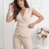 compleu-bej-format-din-vesta-petrecuta-cu-brosa-scoica-si-pantaloni-wide-leg