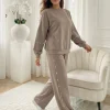 compleu-bej-oversize-cu-perle
