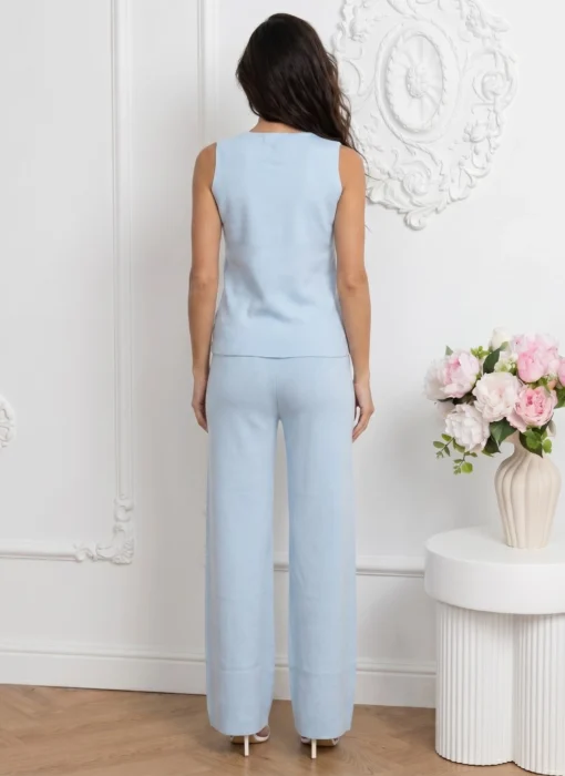 compleu-bleu-din-tricot-fin-format-din-vesta-eleganta-cu-nasturi-aurii-floare-si-pantaloni-drepti