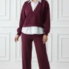 compleu-bordo-elegant-cu-pantaloni-evazati-si-bluza-cu-guler-si-baza-tip-camasa