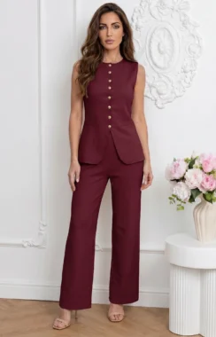 Compleu bordo format din vesta eleganta cu nasturi aurii si pantaloni drepti