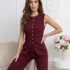 compleu-bordo-format-din-vesta-eleganta-cu-nasturi-aurii-si-pantaloni-drepti