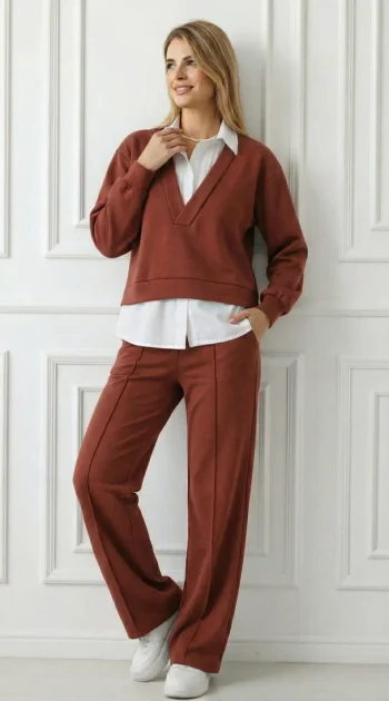 compleu-caramiziu-elegant-cu-pantaloni-evazati-si-bluza-cu-guler-si-baza-tip-camasa