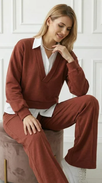 compleu-caramiziu-elegant-cu-pantaloni-evazati-si-bluza-cu-guler-si-baza-tip-camasa