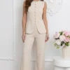 compleu-crem-format-din-vesta-eleganta-cu-nasturi-aurii-si-pantaloni-drepti