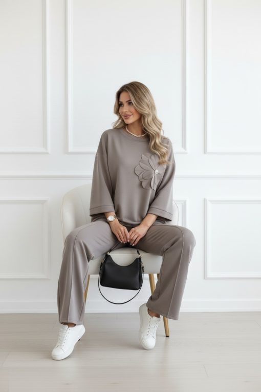 compleu-dama-bej-elegant-cu-floare-3d