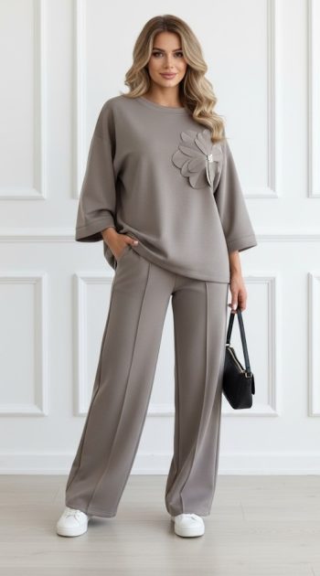 compleu-dama-bej-elegant-cu-floare-3d