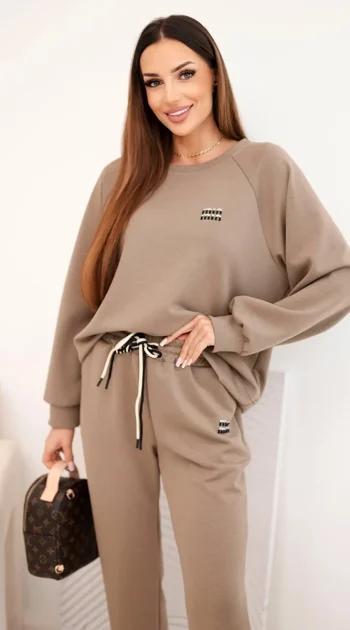 compleu-dama-din-vascoza-bej-cu-guler-rotund-si-pantaloni-comozi