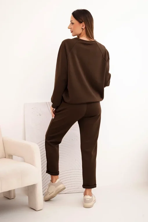 compleu-dama-din-vascoza-maro-cu-guler-rotund-si-pantaloni-comozi