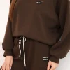 compleu-dama-din-vascoza-maro-cu-guler-rotund-si-pantaloni-comozi