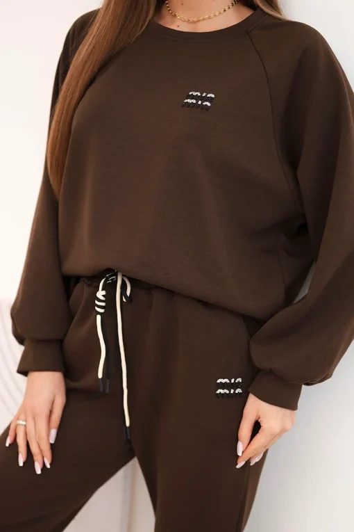 compleu-dama-din-vascoza-maro-cu-guler-rotund-si-pantaloni-comozi