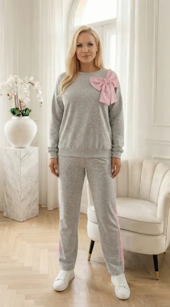 compleu-dama-gri-cu-funda-roz-statement