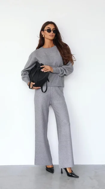 compleu-dama-gri-cu-strasuri-format-din-bluza-si-pantaloni