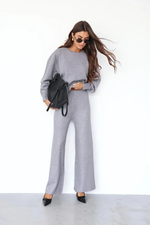 compleu-dama-gri-cu-strasuri-format-din-bluza-si-pantaloni