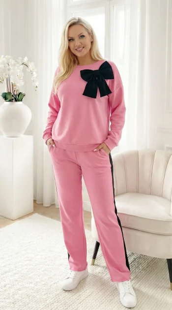 compleu-dama-roz-cu-funda-neagra-statement