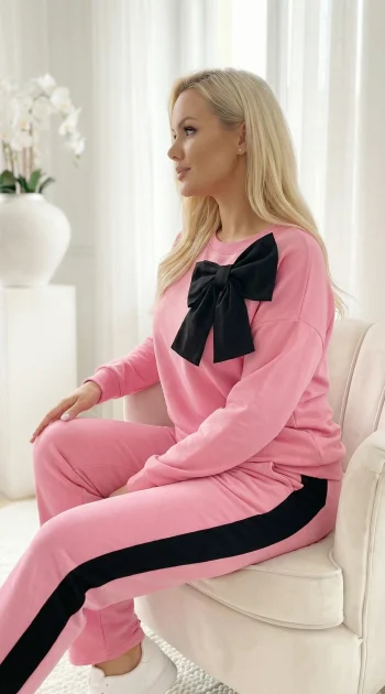 compleu-dama-roz-cu-funda-neagra-statement