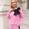 compleu-dama-roz-cu-funda-neagra-statement